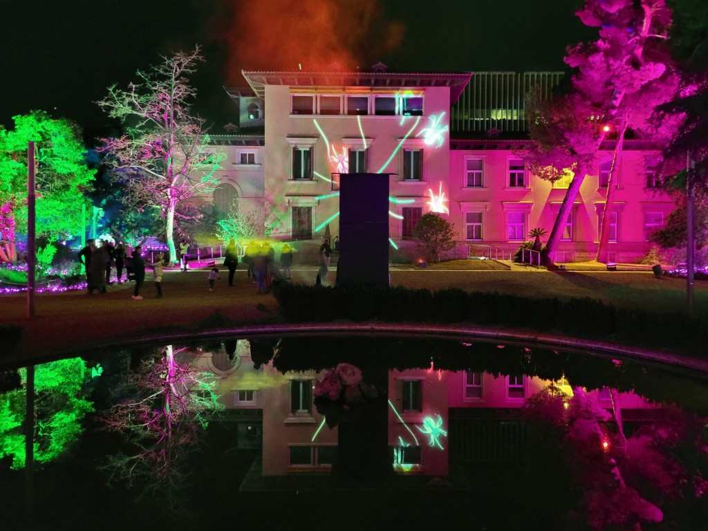 Foto: Luces en los jardines de Torre Girona - Barcelona (Cataluña), España