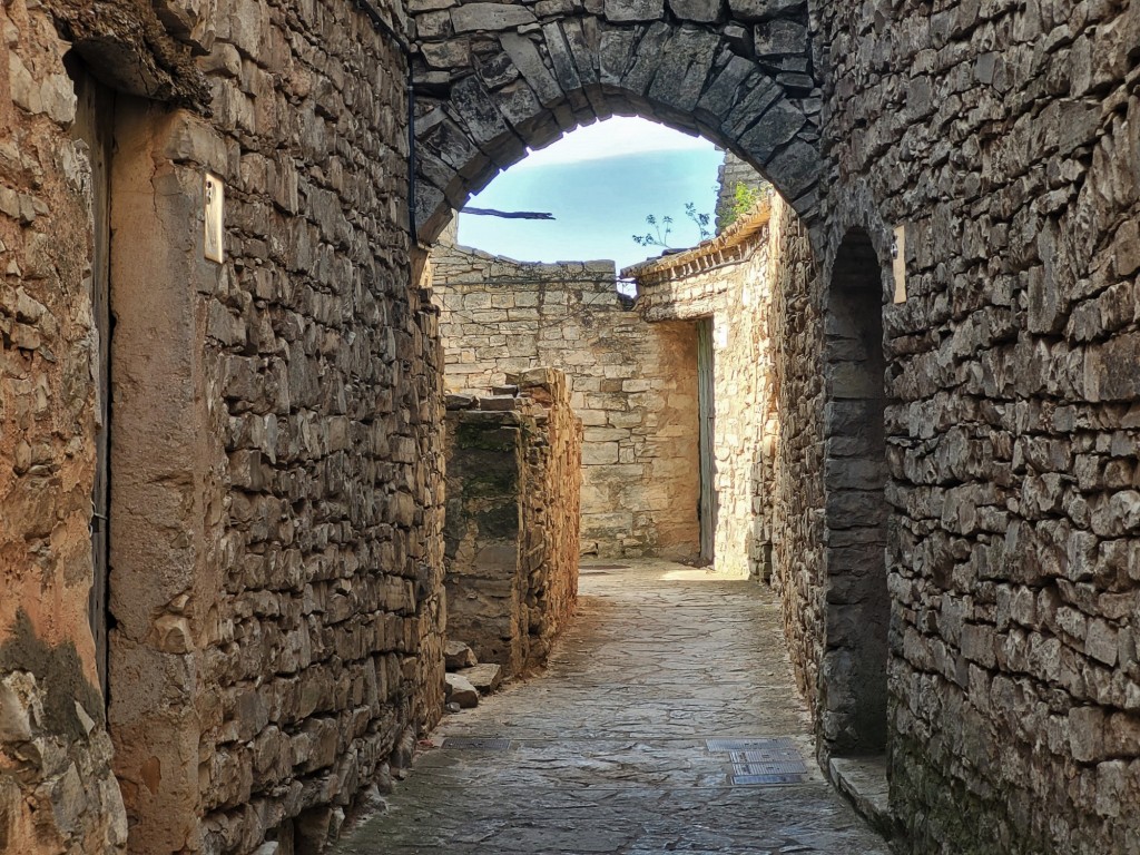 Foto: Recinto amurallado - Montfalcó Murallat (Lleida), España