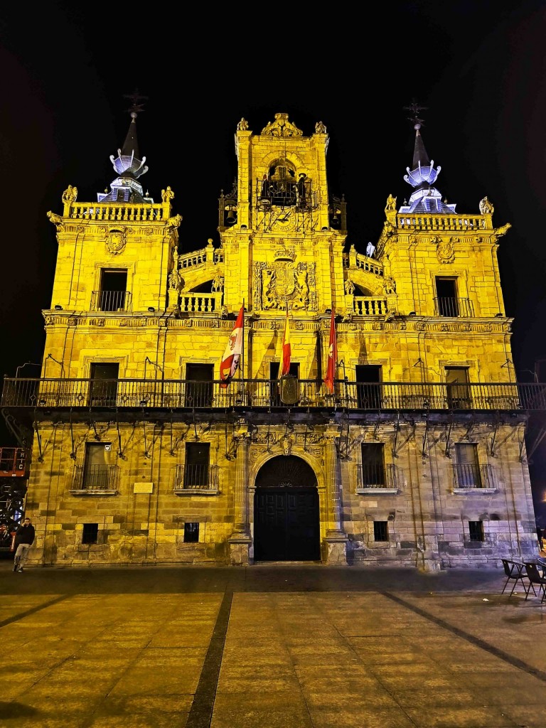 Foto: Ayuntamiento de Astorga de noche - Astorga (León), España