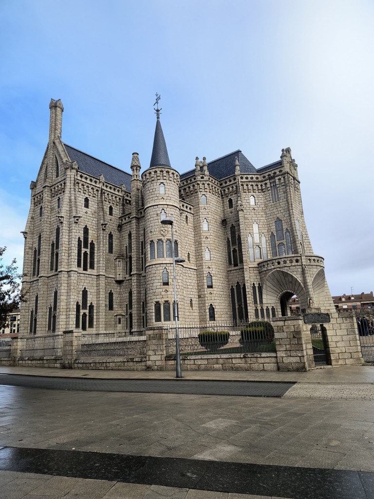 Foto: Palacio de Gaudi de dia - Astorga (León), España