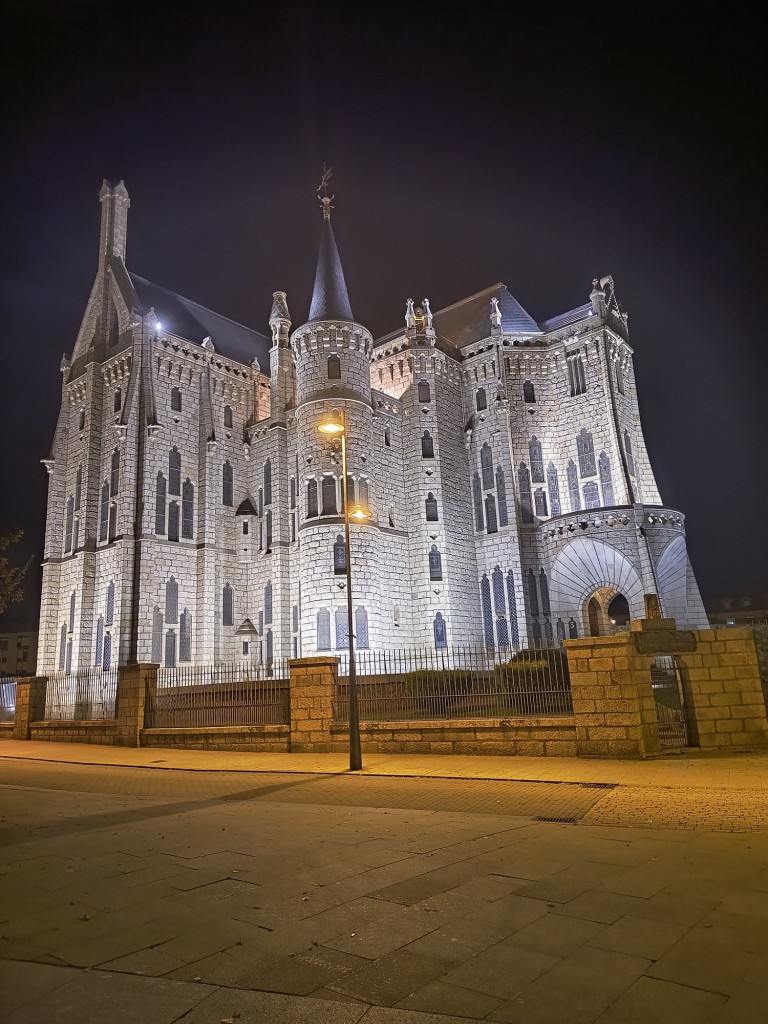 Foto: Palacio de Gaudi de noche - Astorga (León), España