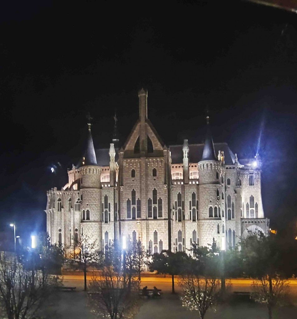 Foto: Palacio de Gaudi de noche - Astorga (León), España