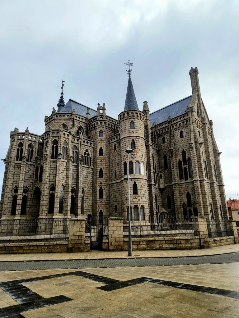 Foto: Palacio de Gaudi (lateral) - Astorga (León), España