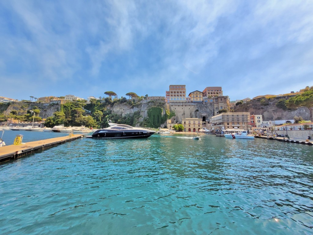 Foto: Vista desde el puerto - Sorrento (Campania), Italia