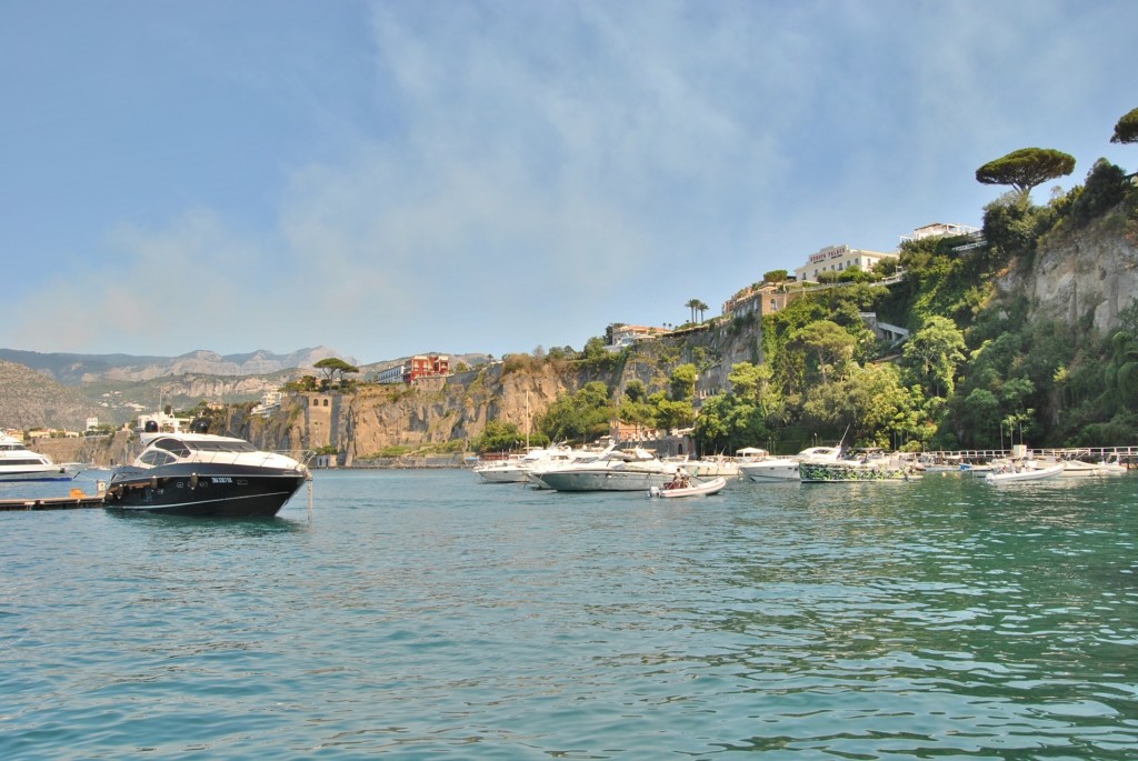 Foto: Vista desde el puerto - Sorrento (Campania), Italia