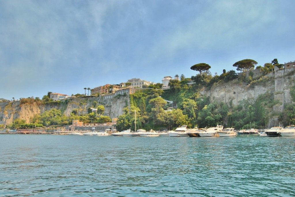 Foto: Vista desde el puerto - Sorrento (Campania), Italia