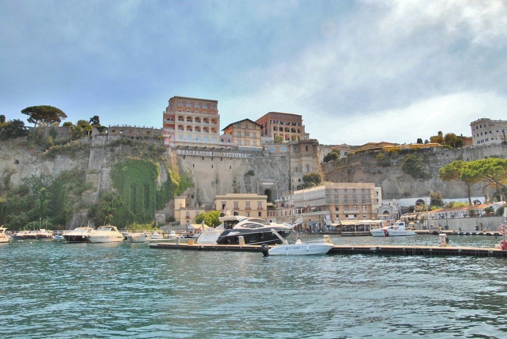 Foto: Vista desde el puerto - Sorrento (Campania), Italia