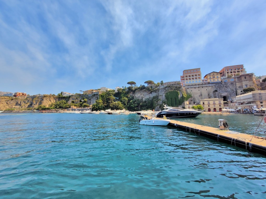 Foto: Vista desde el puerto - Sorrento (Campania), Italia