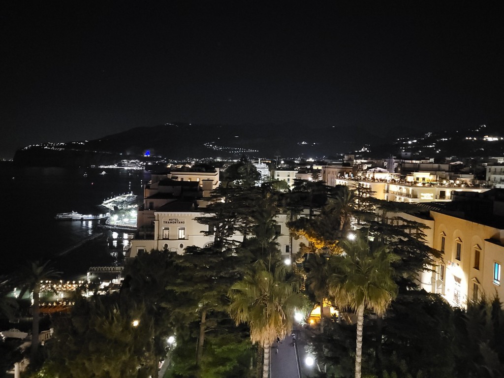 Foto: Vista nocturna - Sorrento (Campania), Italia