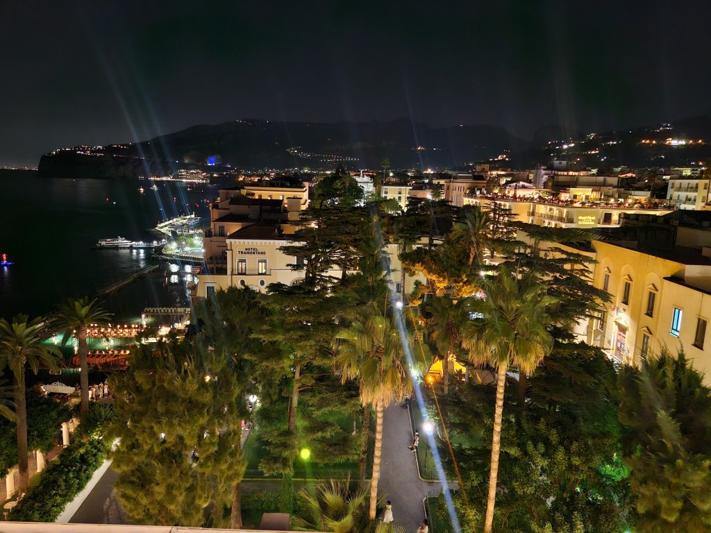 Foto: Vista nocturna - Sorrento (Campania), Italia