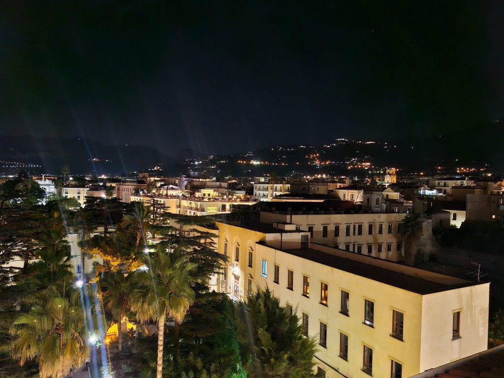 Foto: Vista nocturna - Sorrento (Campania), Italia