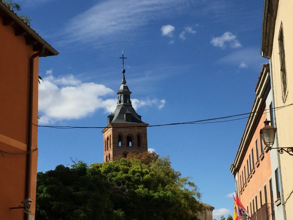 Foto: torre sobre arboleda - Segovia (Castilla y León), España