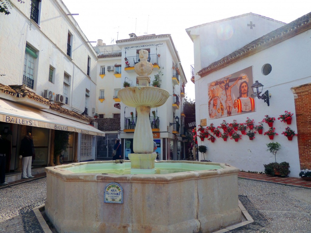 Foto: Plaza Fernando Alcalá - Marbella (Málaga), España