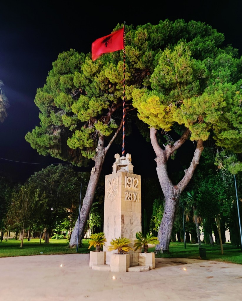 Foto: Independence Obelisk - Vlorë, Albania