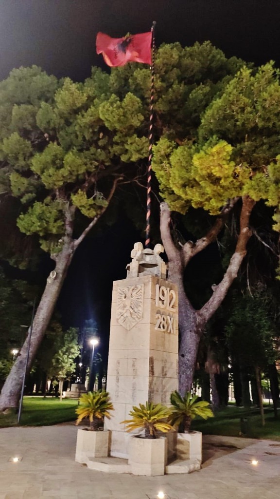 Foto: Independence Obelisk - Vlorë, Albania