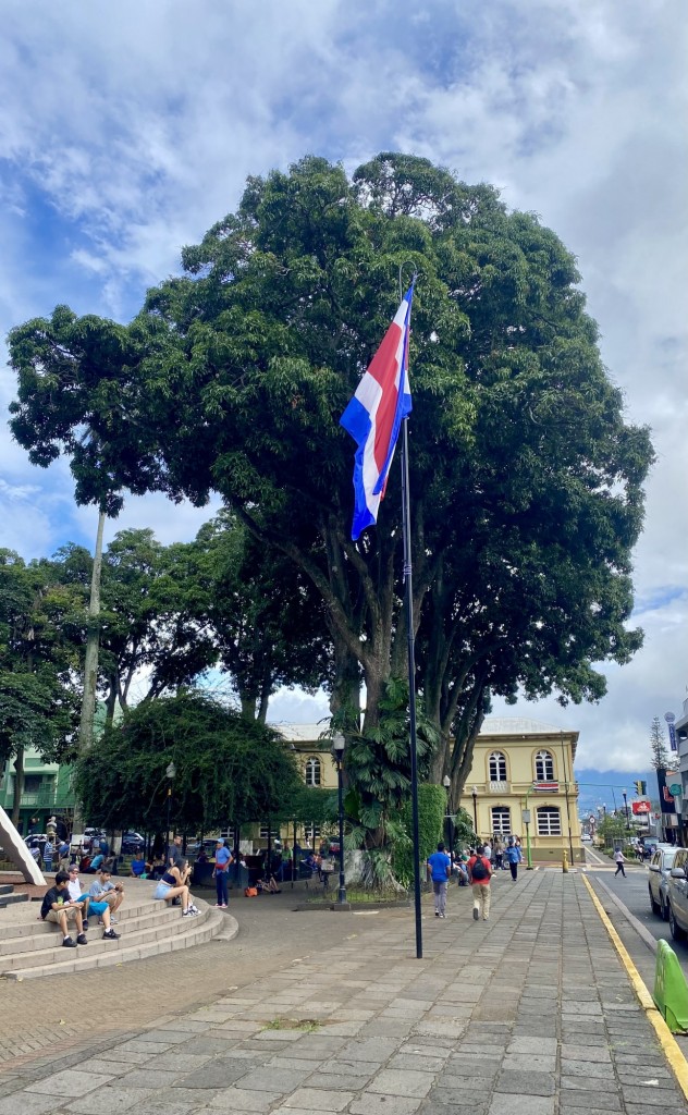 Foto: Bandera y parque central de Alajuela - Alajuela, Costa Rica